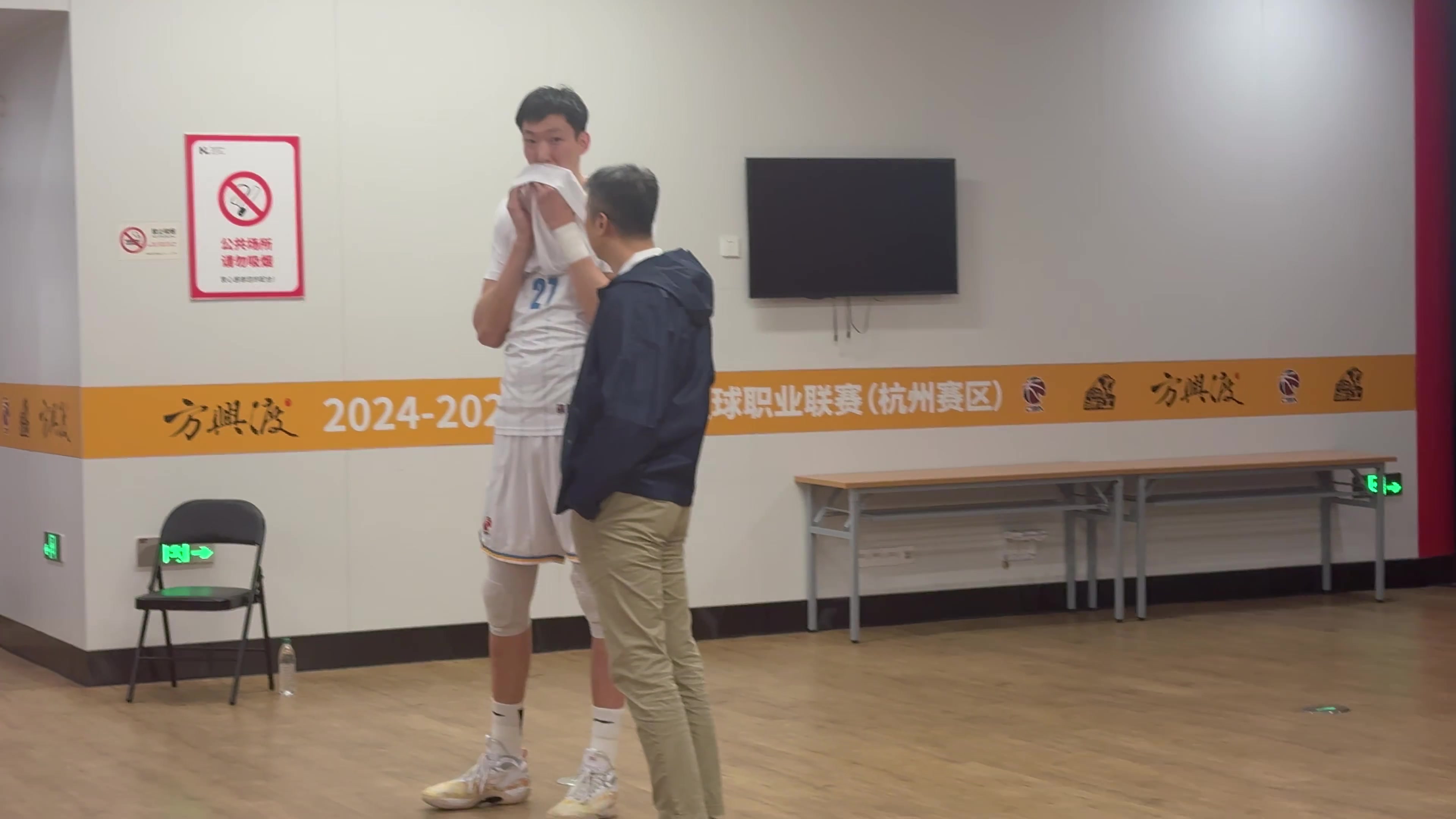 广厦主场对阵北京总决赛G1赛前 郭士强现身与周琦进行交流